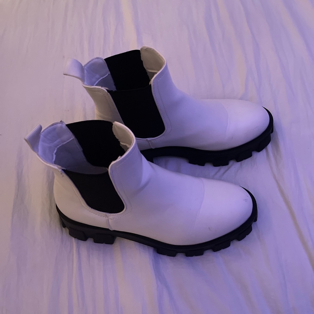 WHITE CHUNKY BOOTS